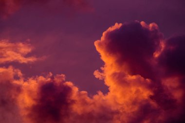 Akşam gökyüzünde muhteşem renkli bulutlar. Gün batımında gökyüzünde parlak, pembe bulutlar. Güzel bir akşam gökyüzü. Soyut, mor pembe arka plan. 