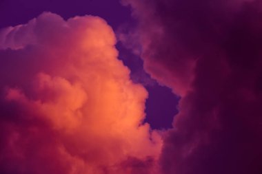 Akşam gökyüzünde muhteşem renkli bulutlar. Gün batımında gökyüzünde parlak, pembe bulutlar. Güzel bir akşam gökyüzü. Soyut, mor pembe arka plan. 