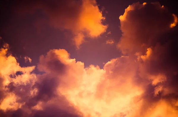 Magnificent colorful clouds in the evening sky. Bright, pink clouds in the sky at sunset. Beautiful evening skyscape. Abstract, purple pink background. — Stock Photo, Image