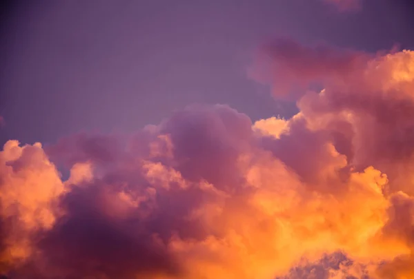 Magnificent colorful clouds in the evening sky. Bright, pink clouds in the sky at sunset. Beautiful evening skyscape. Abstract, purple pink background. — Stock Photo, Image