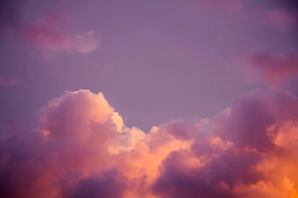 Magnifika färgglada moln på kvällshimlen. Ljusa, rosa moln på himlen vid solnedgången. Vacker kväll stadssiluett. Abstrakt, lila rosa bakgrund. — Stockfoto