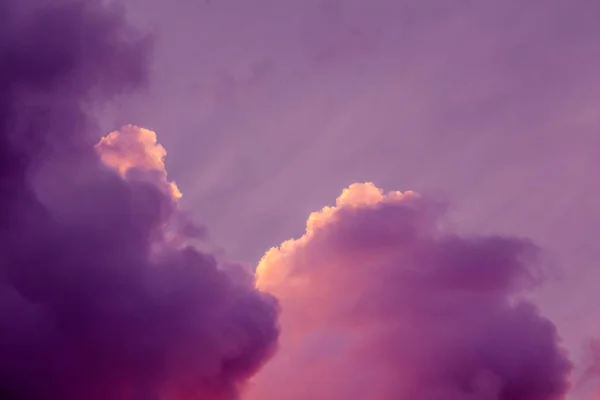 Magnificent colorful clouds in the evening sky. Bright, pink clouds in the sky at sunset. Beautiful evening skyscape. Abstract, purple pink background. — Stock Photo, Image