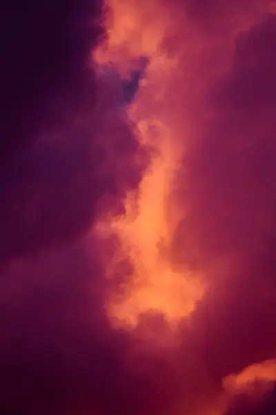 Magníficas nuvens coloridas no céu noturno. Nuvens brilhantes e rosadas no céu ao pôr-do-sol. Bonita paisagem do céu da noite. Abstrato, roxo fundo rosa . — Fotografia de Stock