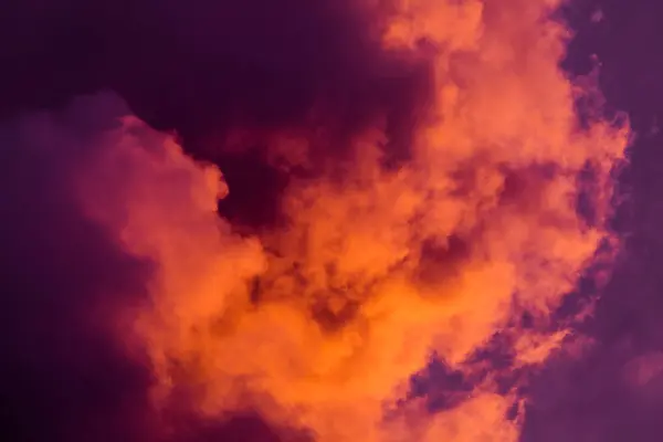 Magnifika färgglada moln på kvällshimlen. Ljusa, rosa moln på himlen vid solnedgången. Vacker kväll stadssiluett. Abstrakt, lila rosa bakgrund. — Stockfoto