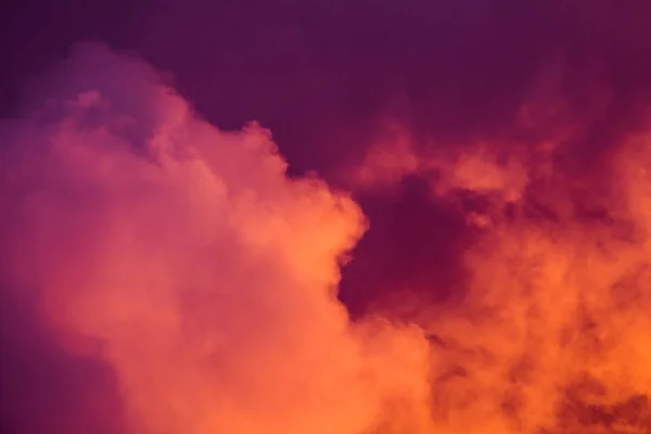 Magnificent colorful clouds in the evening sky. Bright, pink clouds in the sky at sunset. Beautiful evening skyscape. Abstract, purple pink background. — Stock Photo, Image