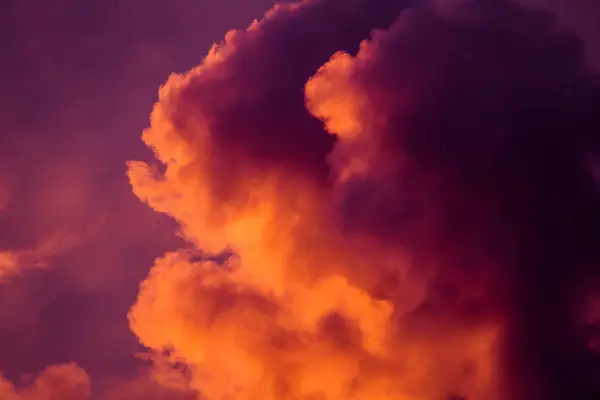 Magníficas nuvens coloridas no céu noturno. Nuvens brilhantes e rosadas no céu ao pôr-do-sol. Bonita paisagem do céu da noite. Abstrato, roxo fundo rosa . — Fotografia de Stock