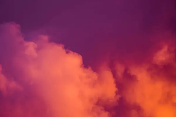 Magníficas nuvens coloridas no céu noturno. Nuvens brilhantes e rosadas no céu ao pôr-do-sol. Bonita paisagem do céu da noite. Abstrato, roxo fundo rosa . — Fotografia de Stock