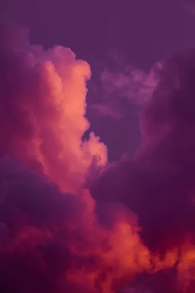 Magnificent colorful clouds in the evening sky. Bright, pink clouds in the sky at sunset. Beautiful evening skyscape. Abstract, purple pink background. — Stock Photo, Image