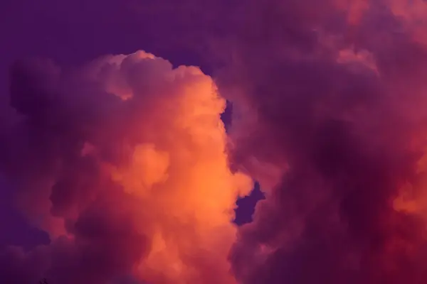 Magnificent colorful clouds in the evening sky. Bright, pink clouds in the sky at sunset. Beautiful evening skyscape. Abstract, purple pink background. — Stock Photo, Image