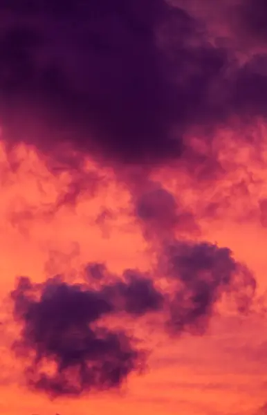 Magnificent colorful clouds in the evening sky. Bright, pink clouds in the sky at sunset. Beautiful evening skyscape. Abstract, purple pink background. — Stock Photo, Image