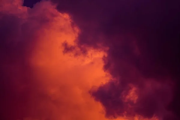 Magnifika färgglada moln på kvällshimlen. Ljusa, rosa moln på himlen vid solnedgången. Vacker kväll stadssiluett. Abstrakt, lila rosa bakgrund. — Stockfoto