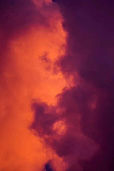 Υπέροχα πολύχρωμα σύννεφα στον ουρανό το βράδυ. Φωτεινό, ροζ σύννεφα στον ουρανό στο ηλιοβασίλεμα. Όμορφο βράδυ skyscape. Αφηρημένο, μωβ ροζ φόντο. — Φωτογραφία Αρχείου