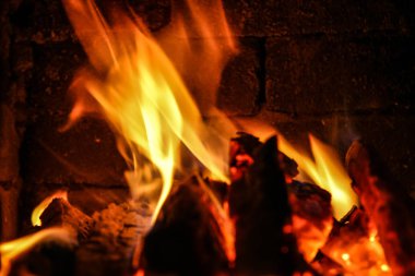 Soba - bir tuğla yanan odun, kül, alevler ateş.