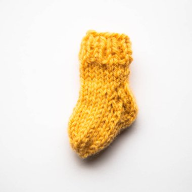 Küçük, hafif arka plan üzerine yün çorap örme el