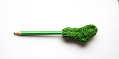 Küçük, örme Yün çorap ışık arka plan üzerinde renkli kalemler ile el