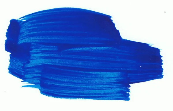 Синя фарба наноситься на білий папір. Художній елемент . — стокове фото