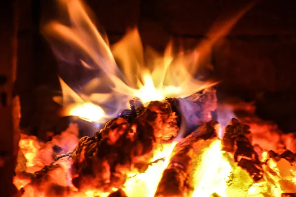 Soba - bir tuğla yanan odun, kül, alevler ateş.