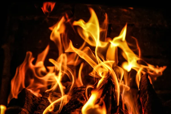 Вогонь, що горить всередині цегляної печі - дерево, попіл, полум'я . — стокове фото