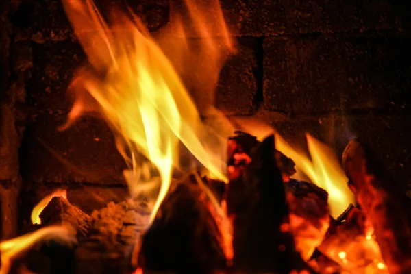 Vuur branden binnen een baksteen kachel - hout, ash, vlammen. — Stockfoto