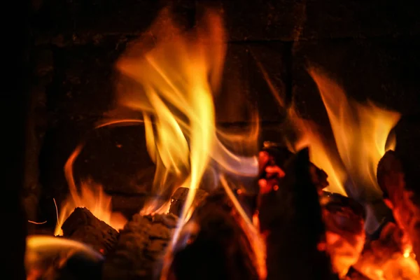 Tűz égett belsejében egy tégla kályha -, fa, a kőris, a lángok. — Stock Fotó