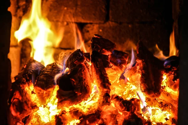 Feu brûlant à l'intérieur d'un poêle à briques bois, cendres, flammes . — Photo