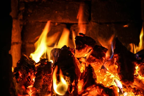 Feu brûlant à l'intérieur d'un poêle à briques bois, cendres, flammes . — Photo