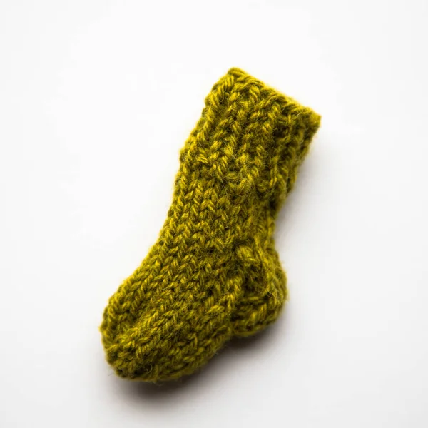 Küçük, hafif arka plan üzerine yün çorap örme el