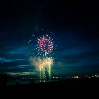 Güzel, renkli havai fişek yukarıda bir Bağımsızlık günü sırasında Nehri Riga, Letonya.