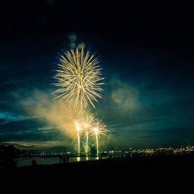 Güzel, renkli havai fişek yukarıda bir Bağımsızlık günü sırasında Nehri Riga, Letonya.