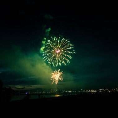Güzel, renkli havai fişek yukarıda bir Bağımsızlık günü sırasında Nehri Riga, Letonya.
