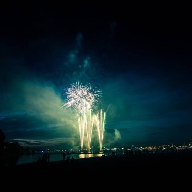 Güzel, renkli havai fişek yukarıda bir Bağımsızlık günü sırasında Nehri Riga, Letonya.