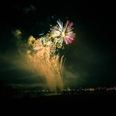 Güzel, renkli havai fişek yukarıda bir Bağımsızlık günü sırasında Nehri Riga, Letonya.