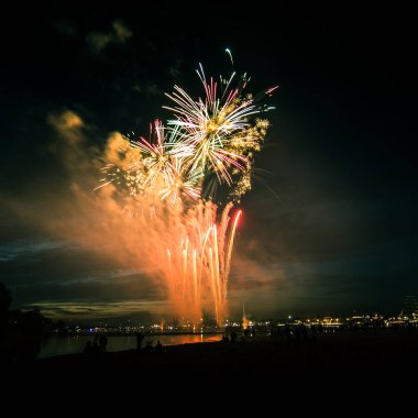 Güzel, renkli havai fişek yukarıda bir Bağımsızlık günü sırasında Nehri Riga, Letonya.