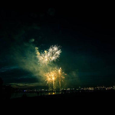 Güzel, renkli havai fişek yukarıda bir Bağımsızlık günü sırasında Nehri Riga, Letonya.