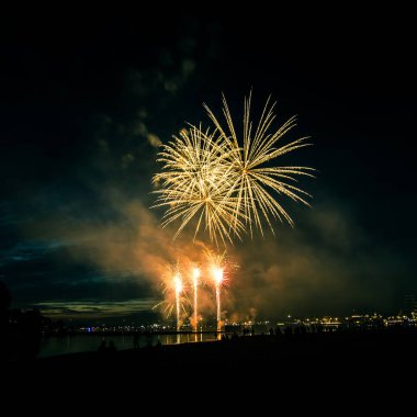 Güzel, renkli havai fişek yukarıda bir Bağımsızlık günü sırasında Nehri Riga, Letonya.