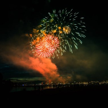 Güzel, renkli havai fişek yukarıda bir Bağımsızlık günü sırasında Nehri Riga, Letonya.