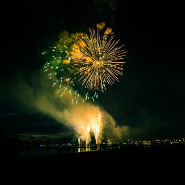 Güzel, renkli havai fişek yukarıda bir Bağımsızlık günü sırasında Nehri Riga, Letonya.