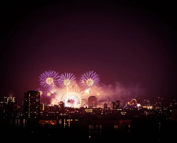 Bellissimi fuochi d'artificio sopra Londra. Capodanno, vista da Greenwich Point Hill — Foto Stock