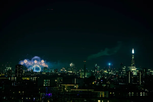 Hermosos fuegos artificiales sobre Londres. Nochevieja, vista desde Greenwich Point Hill — Foto de Stock