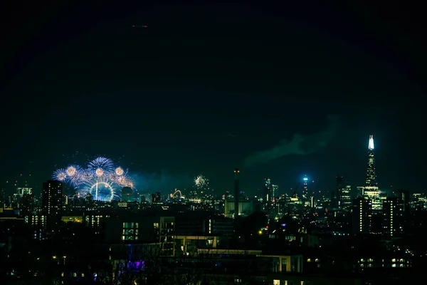 Lindos fogos de artifício acima de Londres. Eva de Ano Novo, vista de Greenwich Point Hill — Fotografia de Stock