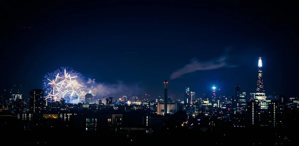 Vackra fyrverkerier över London. Nyårsafton, vy från Greenwich punkt Hill — Stockfoto