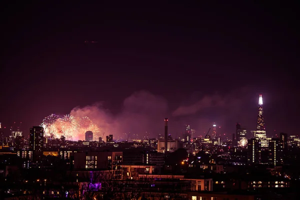Lindos fogos de artifício acima de Londres. Eva de Ano Novo, vista de Greenwich Point Hill — Fotografia de Stock
