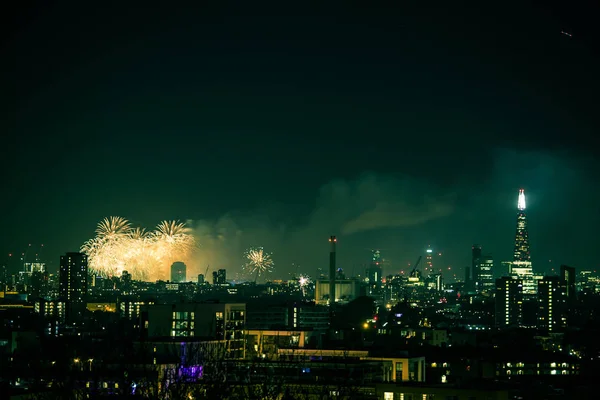 Hermosos fuegos artificiales sobre Londres. Nochevieja, vista desde Greenwich Point Hill — Foto de Stock