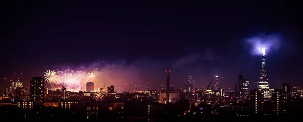 ロンドンの美しい花火。新しい年の前夜、グリニッジ ポイントの丘からの眺め — ストック写真