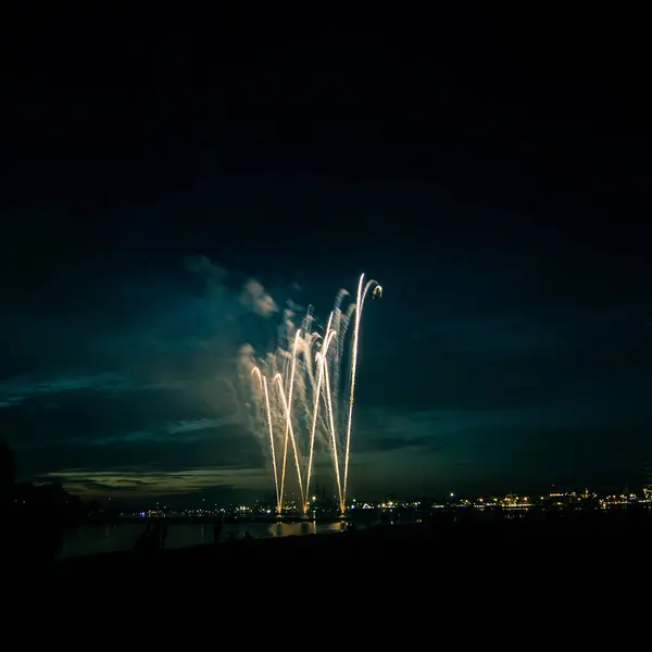 Bellissimi fuochi d'artificio colorati sopra il fiume durante una giornata di indipendenza a Riga, Lettonia . — Foto Stock