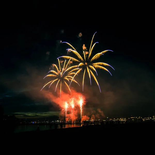 Bellissimi fuochi d'artificio colorati sopra il fiume durante una giornata di indipendenza a Riga, Lettonia . — Foto Stock