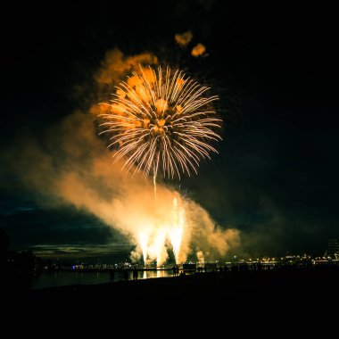 Güzel, renkli havai fişek yukarıda bir Bağımsızlık günü sırasında Nehri Riga, Letonya.