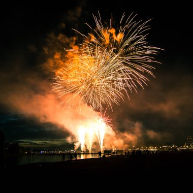 Güzel, renkli havai fişek yukarıda bir Bağımsızlık günü sırasında Nehri Riga, Letonya.