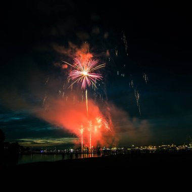Güzel, renkli havai fişek yukarıda bir Bağımsızlık günü sırasında Nehri Riga, Letonya.