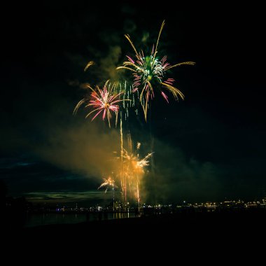 Güzel, renkli havai fişek yukarıda bir Bağımsızlık günü sırasında Nehri Riga, Letonya.
